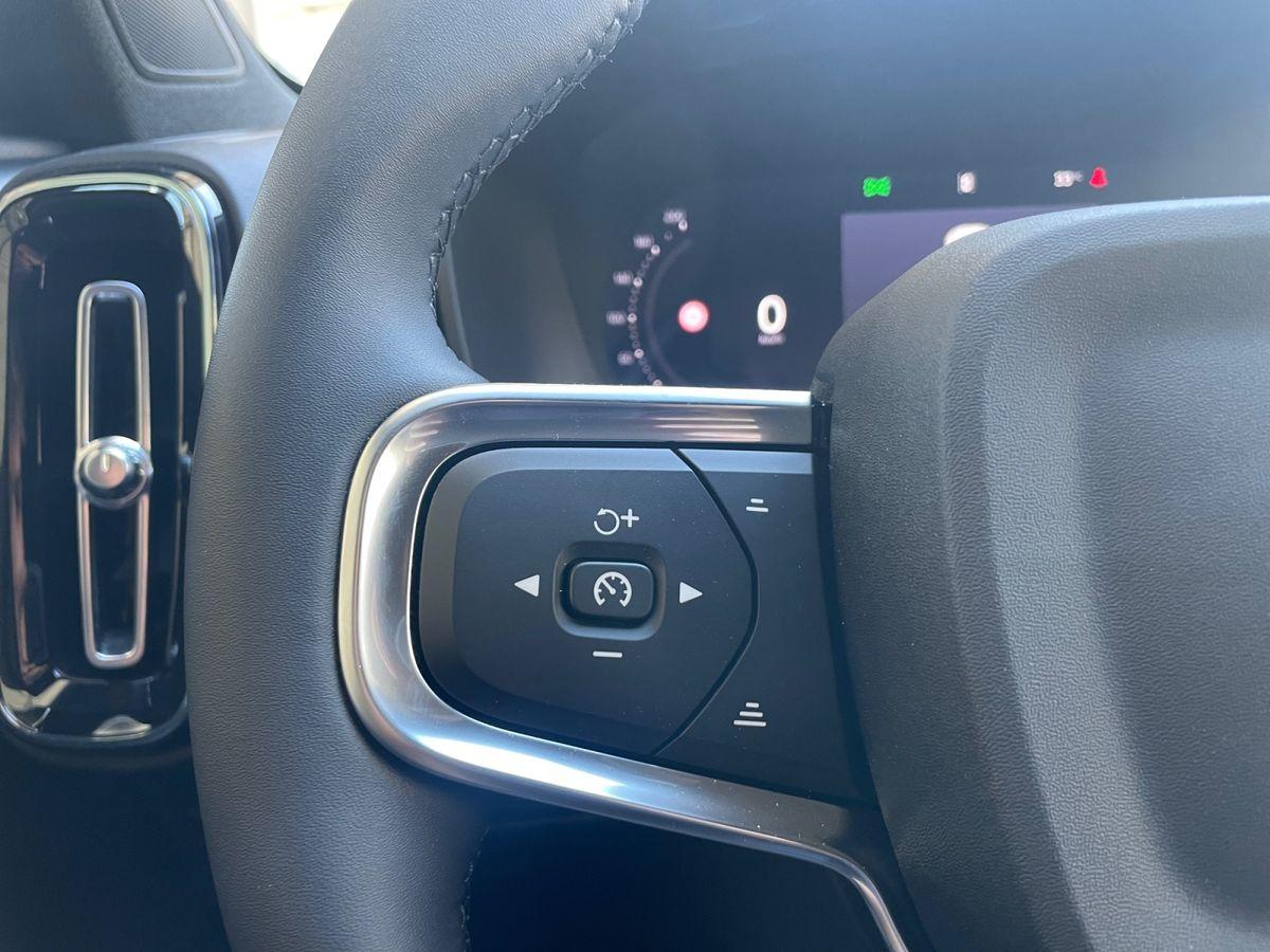 Volvo XC40 Plus Dark 2WD Metallic - Bild 25